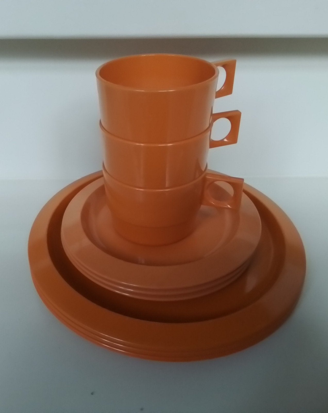 Tiger oranje camping servies: 3 borden, 3 kop en schotel, Huis en Inrichting, Kunststof, Gebruikt, Overige merken, Ophalen of Verzenden