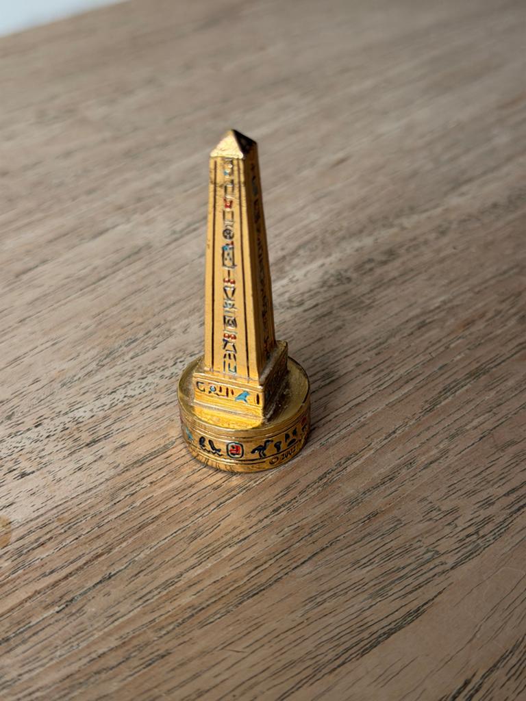 Gouden Egyptische Obelisk Miniatuur - Decoratief Beeldje, Ophalen of Verzenden