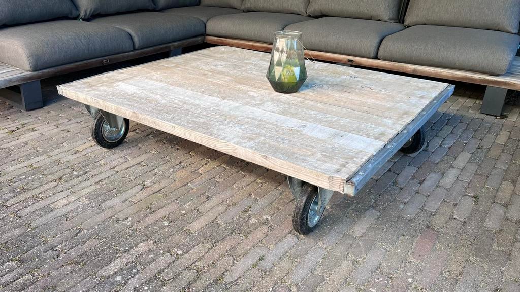 Buiten salontafel van oud steenschot met zwenkwielen, Tuin en Terras, Ophalen, Zo goed als nieuw, Rechthoekig, Hout
