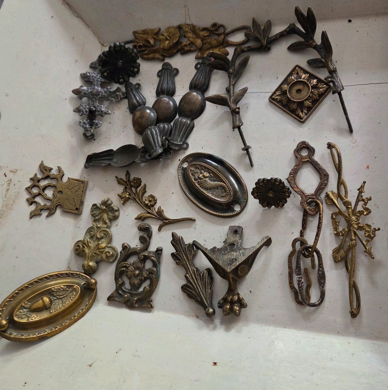 20 antieke Ornamenten diverse brons
 in 1 koop, Ophalen of Verzenden