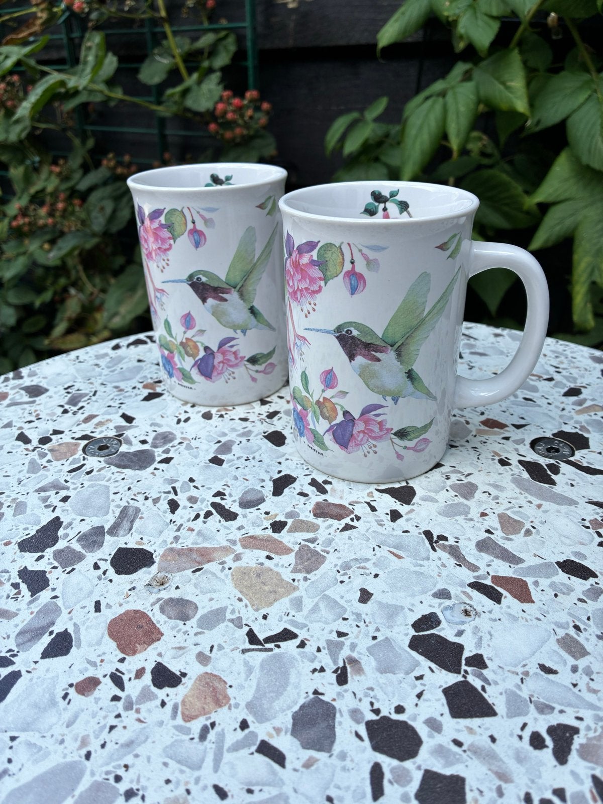 Set van 2 mokken met kolibrie en fuchsia design, Huis en Inrichting, Keuken | Servies, Overige merken, Keramiek, Zo goed als nieuw