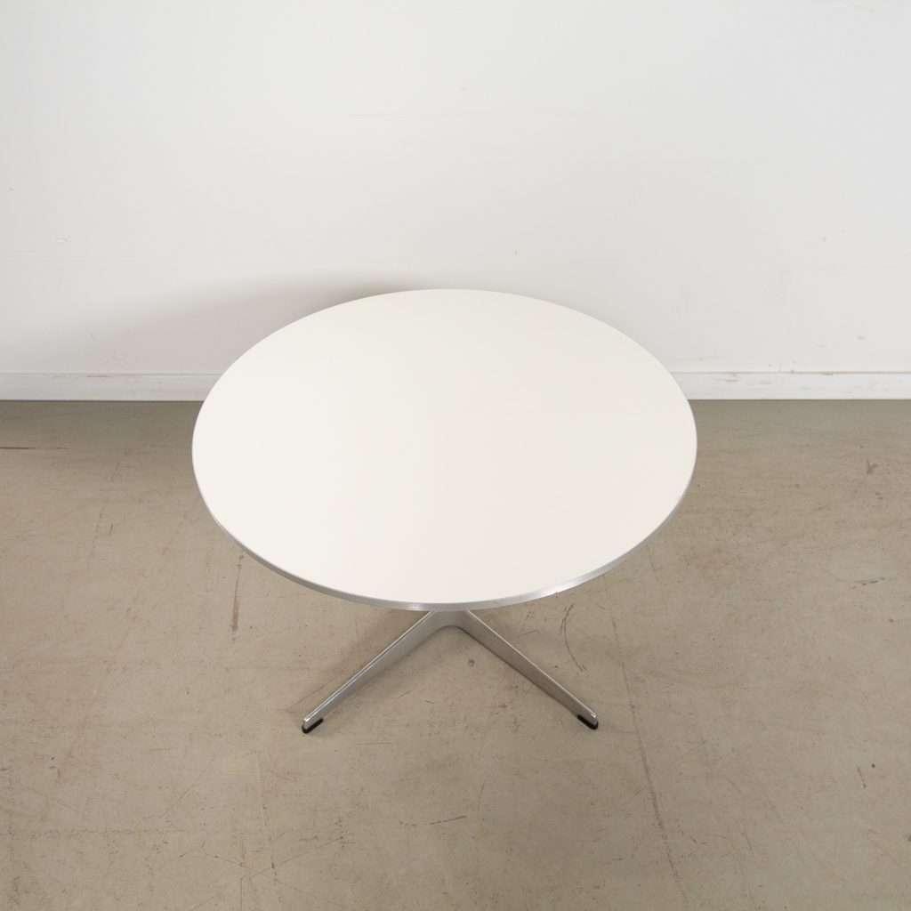 1x Fritz Hansen A222 Tafel Wit Ø75 cm – Aluminium, Ophalen of Verzenden, Zo goed als nieuw, Minder dan 50 cm, Niet ingevuld