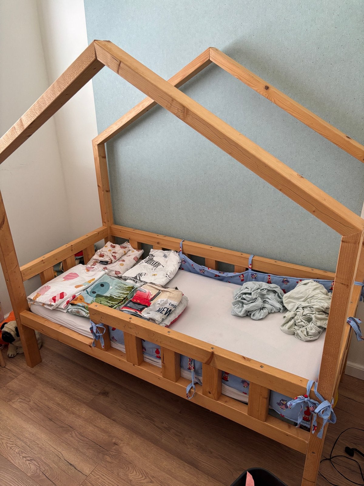 Houten peuterbed met huisframe en alles wat erbij hoort, Kinderen en Baby's, Kinderkamer | Bedden, Ophalen, 140 tot 160 cm, 70 tot 85 cm