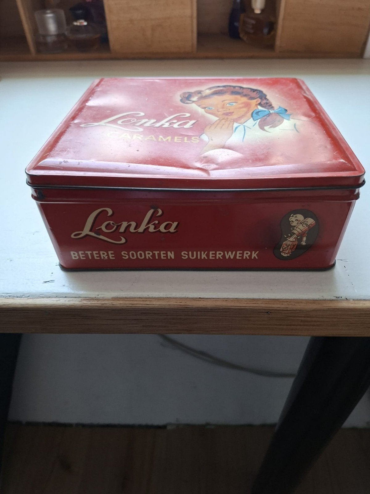 Vintage Lonka Caramels blik - Rood met meisje, Verzamelen, Blikken, Ophalen, Gebruikt, Overige, Overige merken