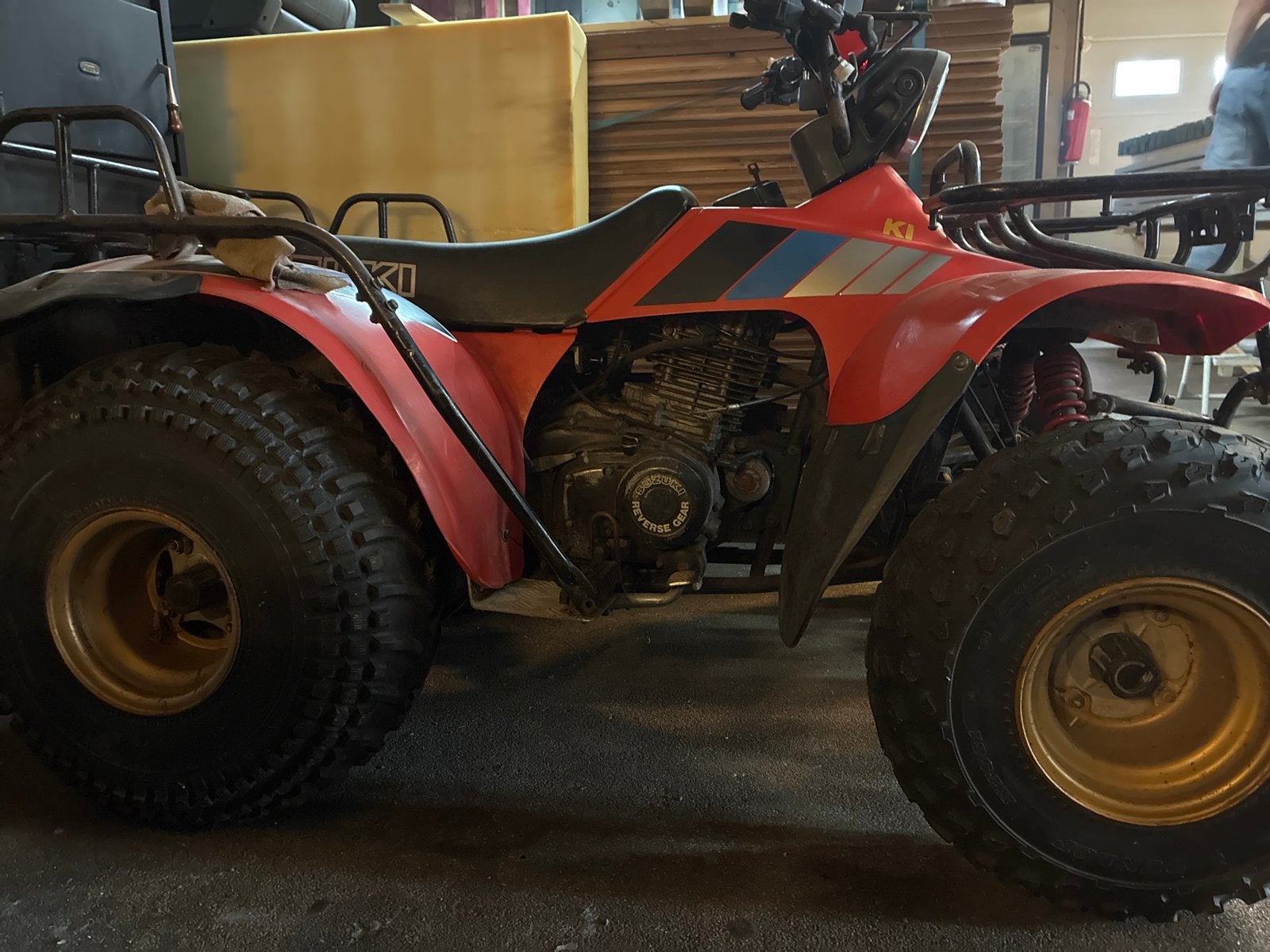 Suzuki Quad Runner 250cc 1985 - Opknapper met gouden velgen, Fietsen en Brommers, Ophalen of Verzenden