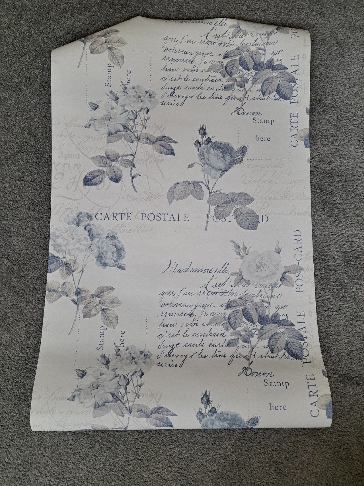 6 rollen + open rol behang met bloemen en Franse tekst, Erismann, Blauw, Ophalen of Verzenden, 25 tot 50 m²