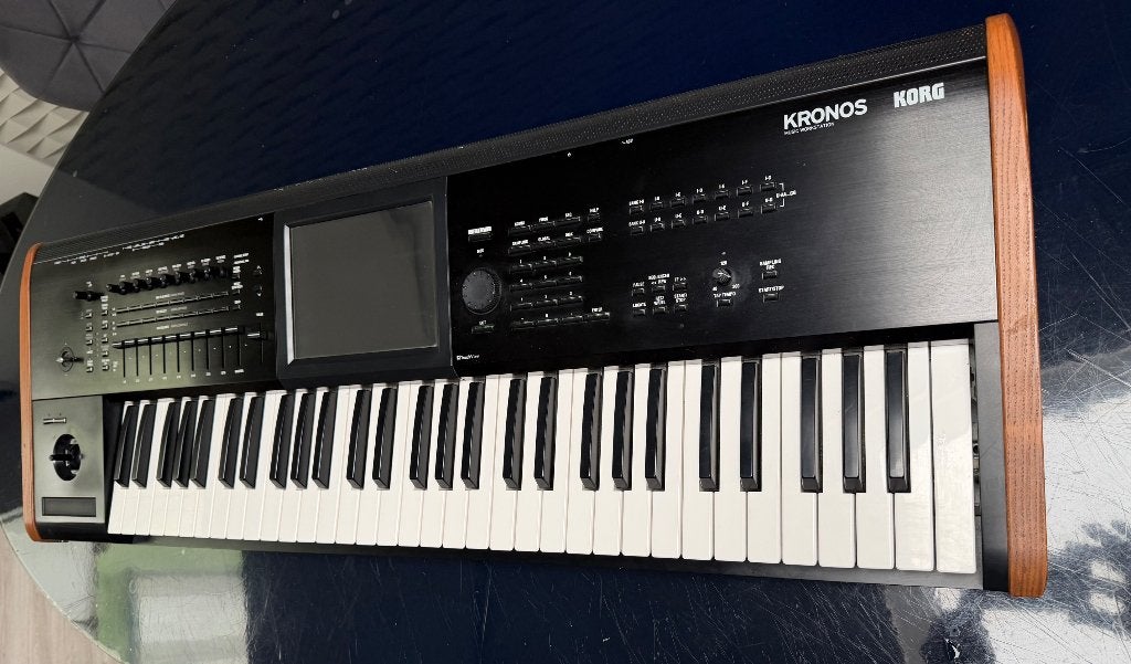 Kørg kronos v2 61, Muziek en Instrumenten, Met midi-aansluiting, Ophalen, Overige merken, 61 toetsen