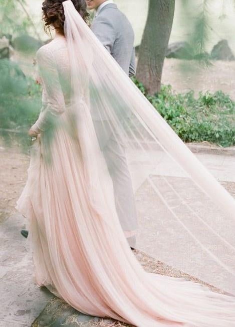 Een sluier in de kleur blush en bijpassende accessoires., Trouwjurk, Ophalen of Verzenden, Trouwjurken en Zo, Roze