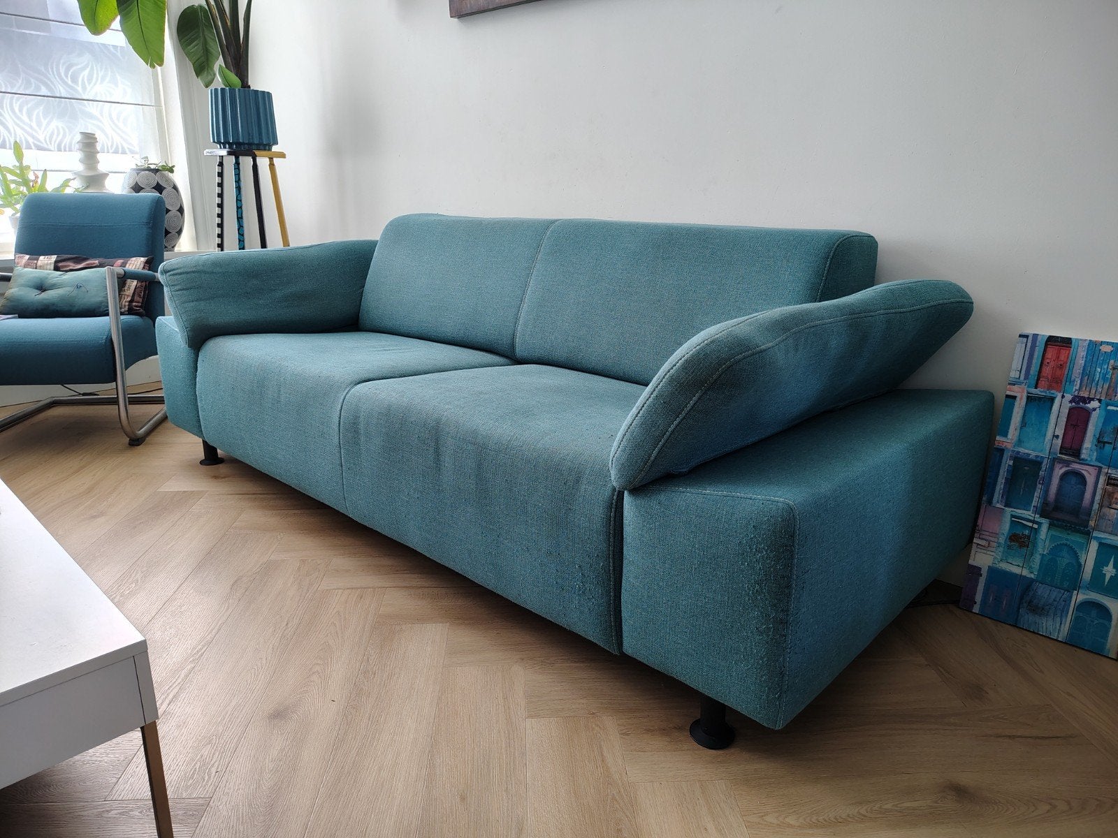 Elektrisch uitschuifbare tweezitsbank in blauwgroen, Huis en Inrichting, Ophalen, Gebruikt, Tweepersoons, 75 tot 100 cm