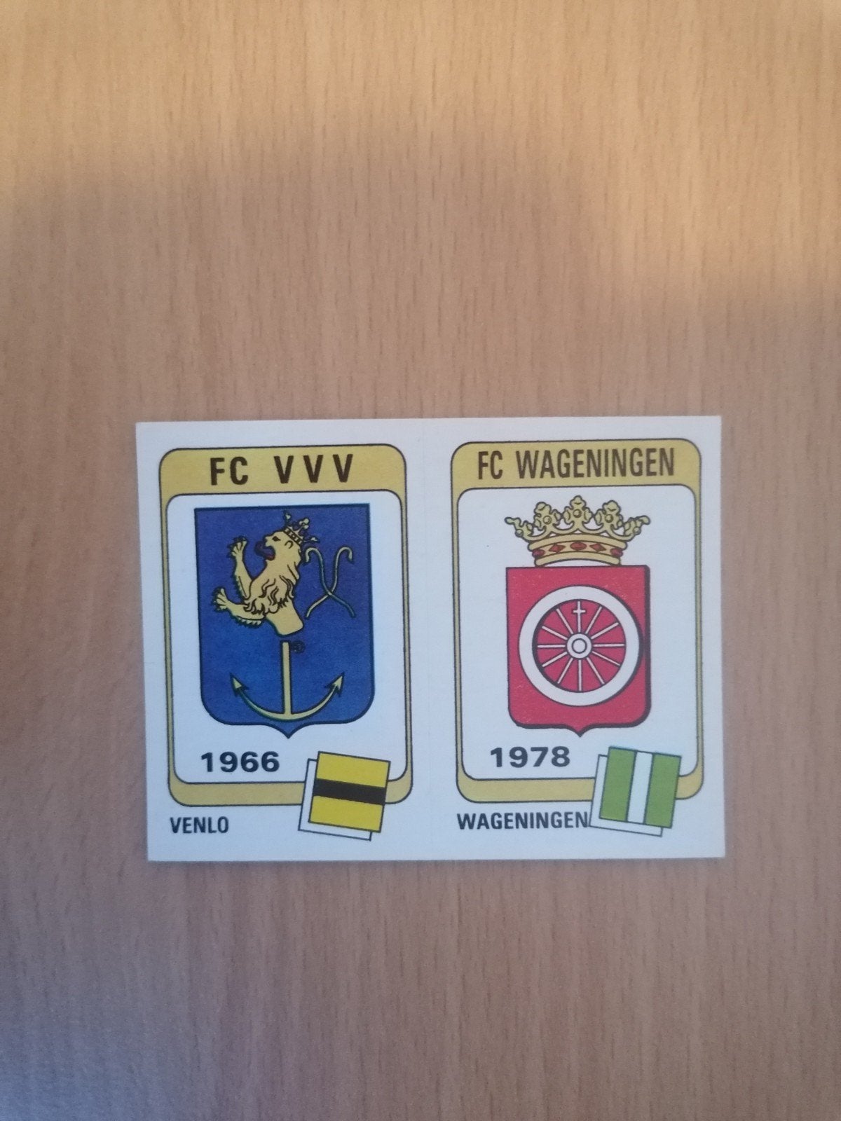 Panini Voetbal 84 #335 FC VVV en FC Wageningen embleem., Ophalen of Verzenden, Zo goed als nieuw, Plaatje