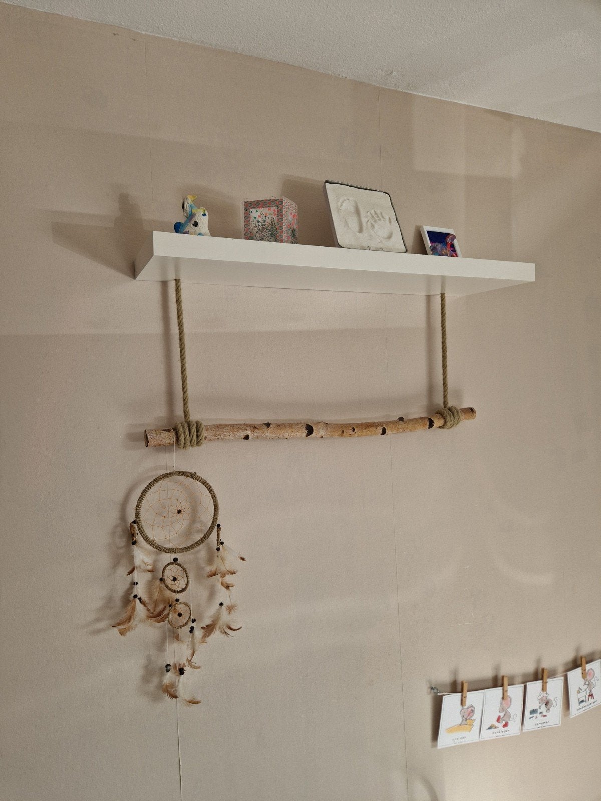 Leuke plank met hangstok (gebruikt boven de commode), Huis en Inrichting, Ophalen, Zo goed als nieuw
