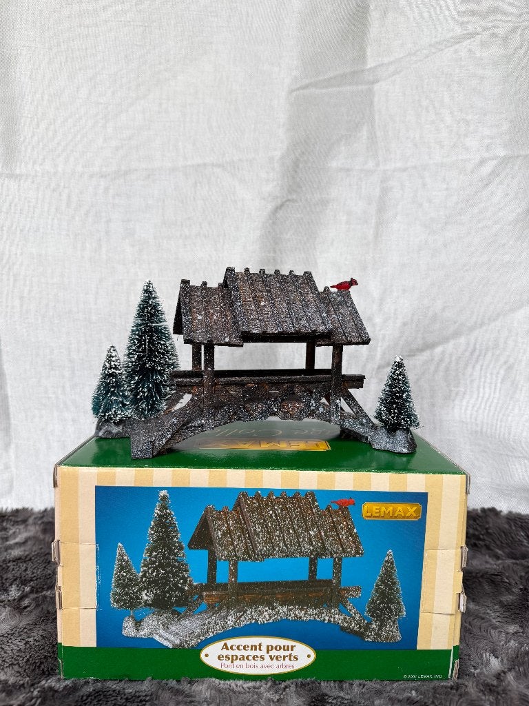 Lemax Village Collection- Overdekte brug met bomen, Ophalen of Verzenden, Nieuw