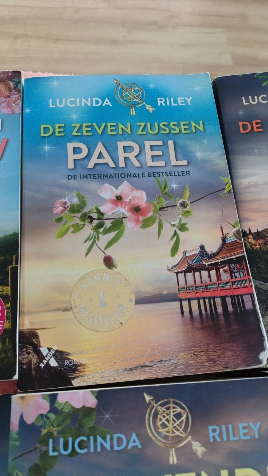 De Zeven Zussen: Parel - Lucinda Riley (Roman), Boeken, Romans, Ophalen of Verzenden, Zo goed als nieuw, Lucinda Riley, Europa overig