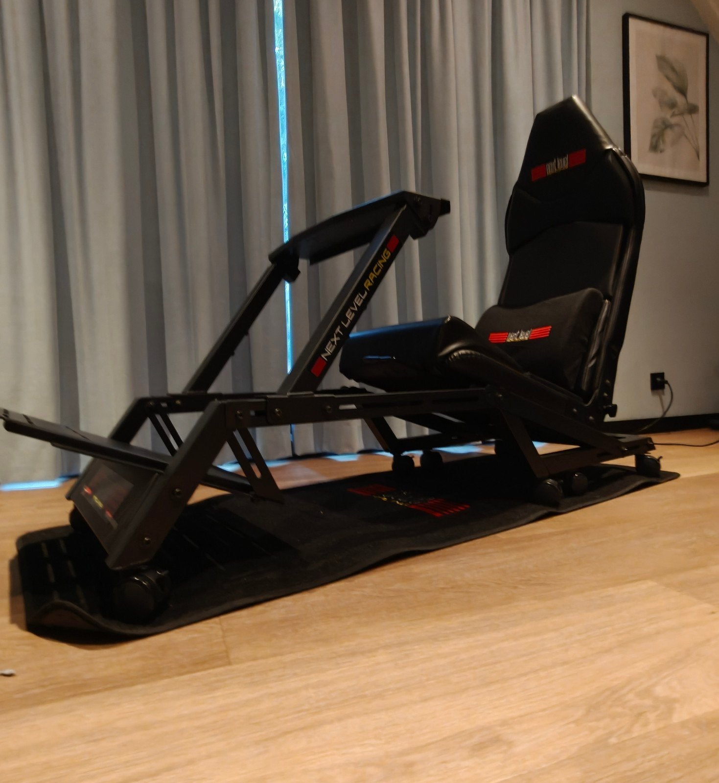 Next Level Racing F-GT cockpit + triple monitorstand + mat +, Ophalen, Overige merken, Zo goed als nieuw