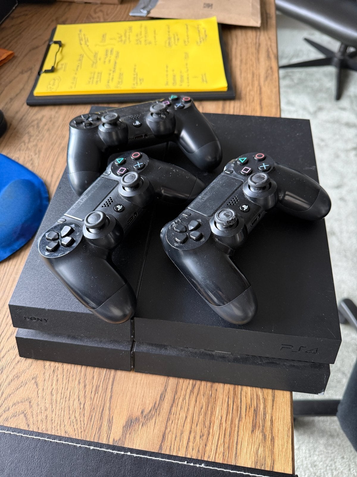 PlayStation 4 met 3 controllers 1 terrabite 1 TB harde schf, Spelcomputers en Games, Ophalen of Verzenden, Gebruikt, Met 3 controllers of meer