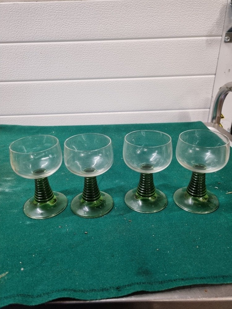 wijnglazen roemer groene voet  vier stuks, Verzamelen, Glas en Borrelglaasjes, Verzenden, 'T Olde Gre-j, Info@toldegrej.nl, Endepoelstraat 20f Didam