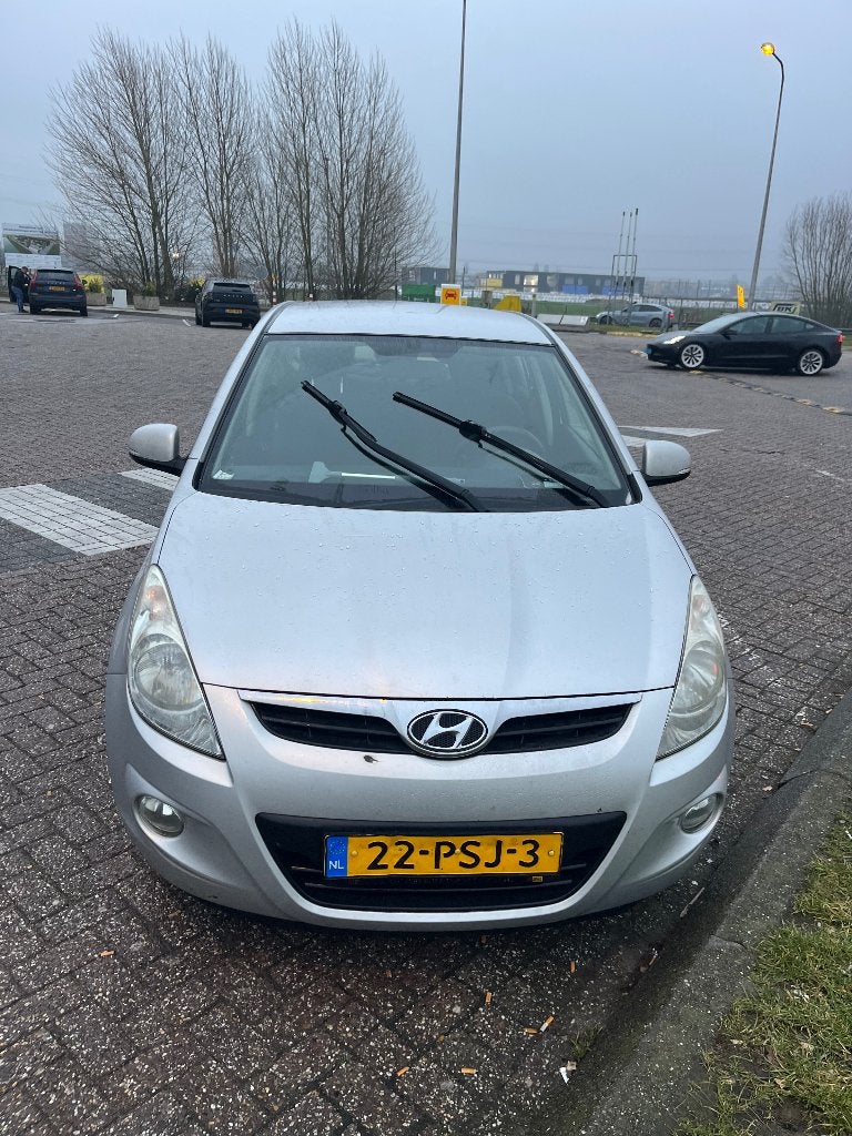 Hyundai i20 1.2 5-DRS 2011 Grijs, Auto's, 4 cilinders, Origineel Nederlands, Handgeschakeld, Zilver of Grijs