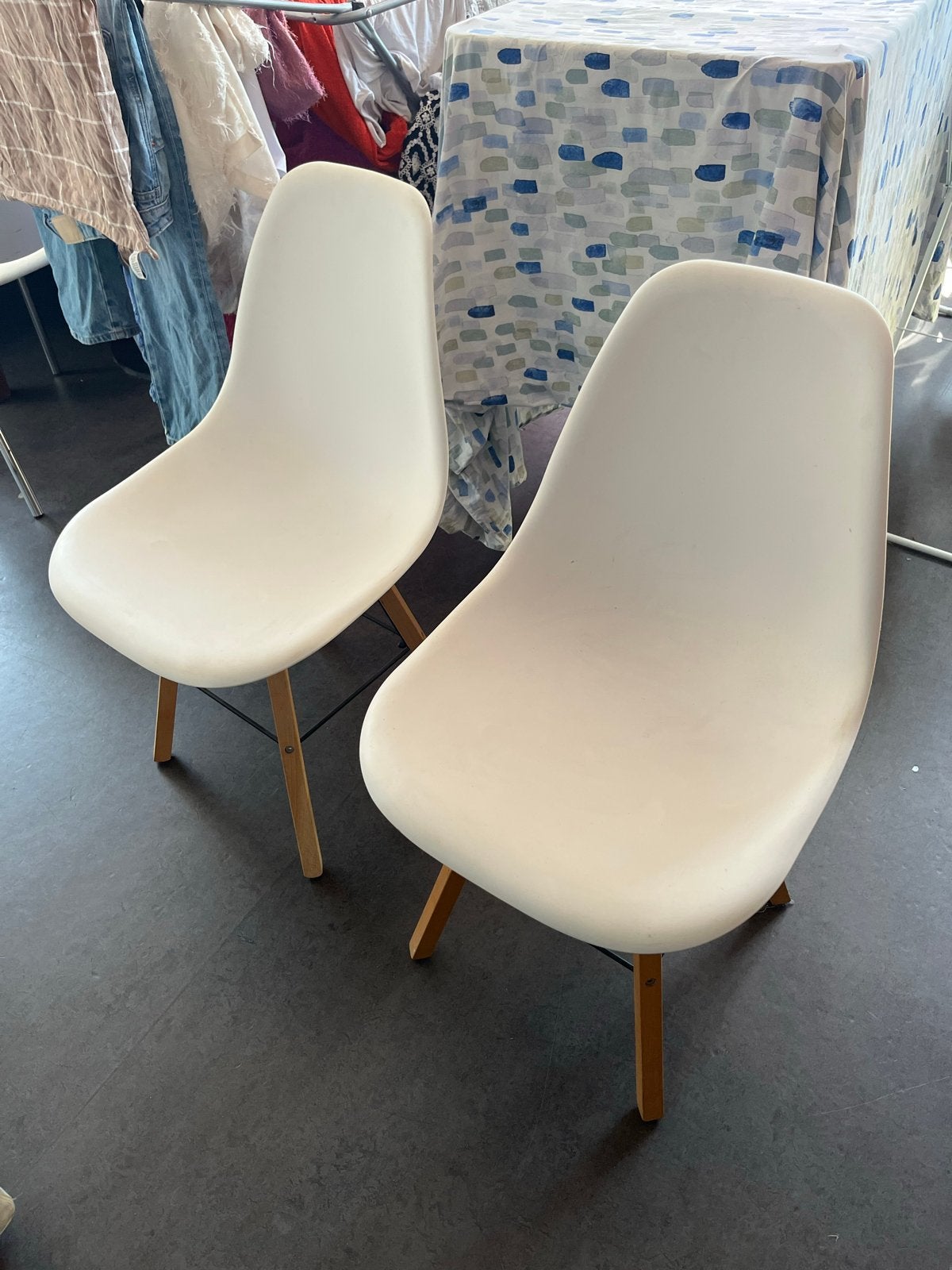 Witte eetkamerstoelen met houten poten, Ophalen, Gebruikt, Twee, Wit
