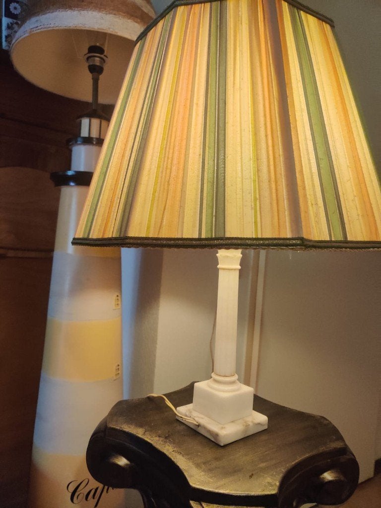Vintage tafellamp marmeren voet met grote geplooide kap, Huis en Inrichting, Lampen | Tafellampen, Ophalen