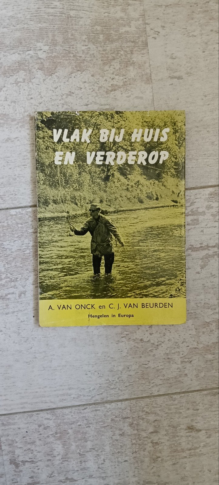 Vlak bij huis en verderop - Hengelen in Europa, Ophalen of Verzenden, Gelezen, A. van Onck en C. J. van Beurden, Watersport en Hengelsport