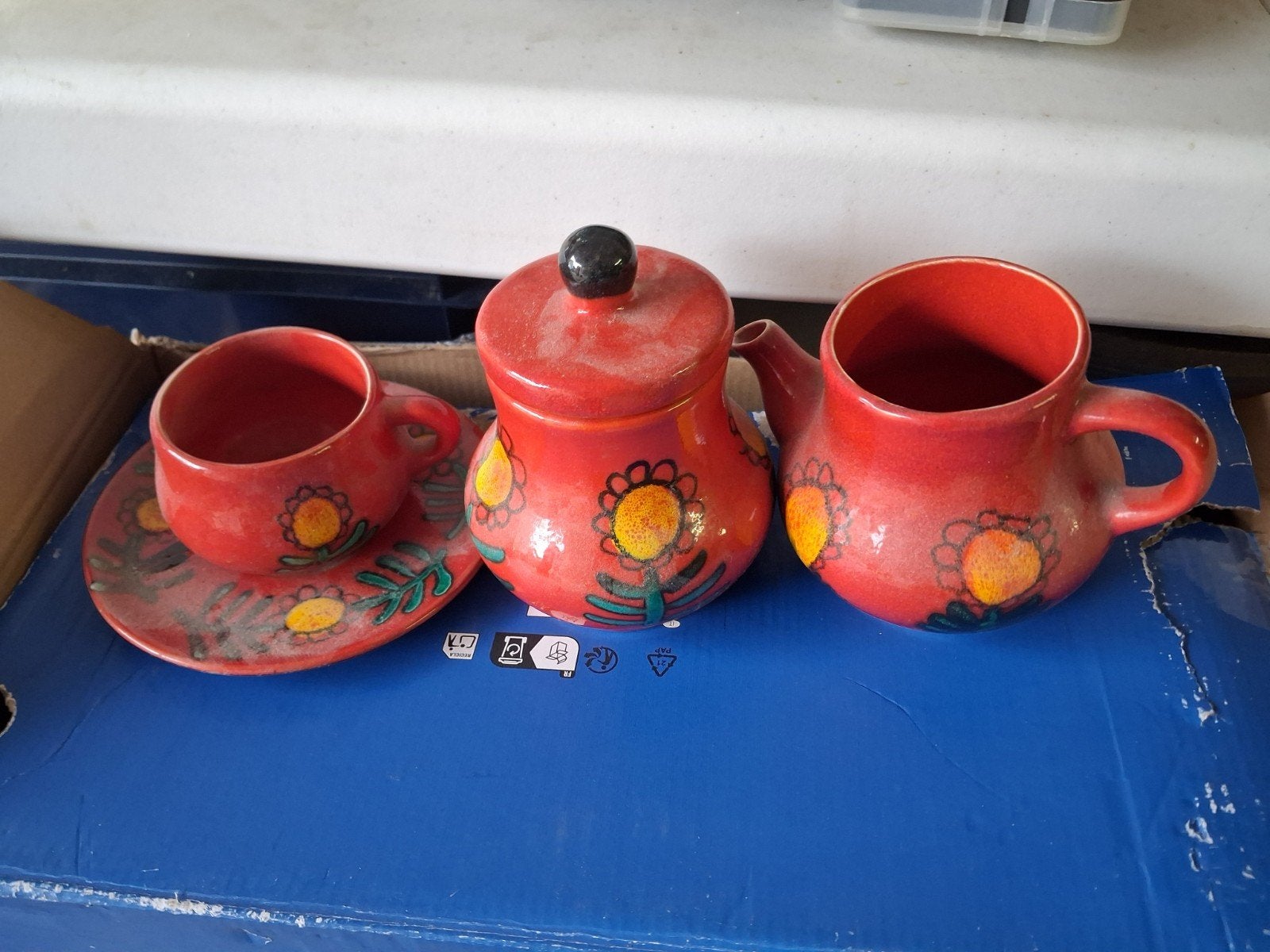 Vintage Rood Keramisch Koffie/Theeservies met Bloemen, Ophalen of Verzenden