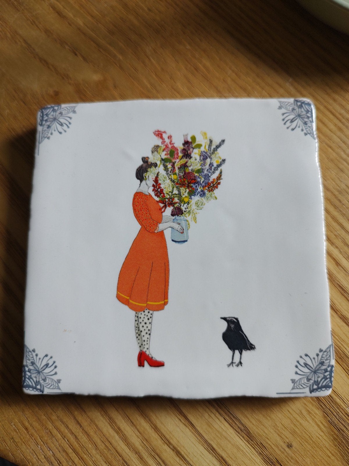 StoryTiles wandtegel 10x10 cm - Meisje met bloemen en kraai, Ophalen of Verzenden