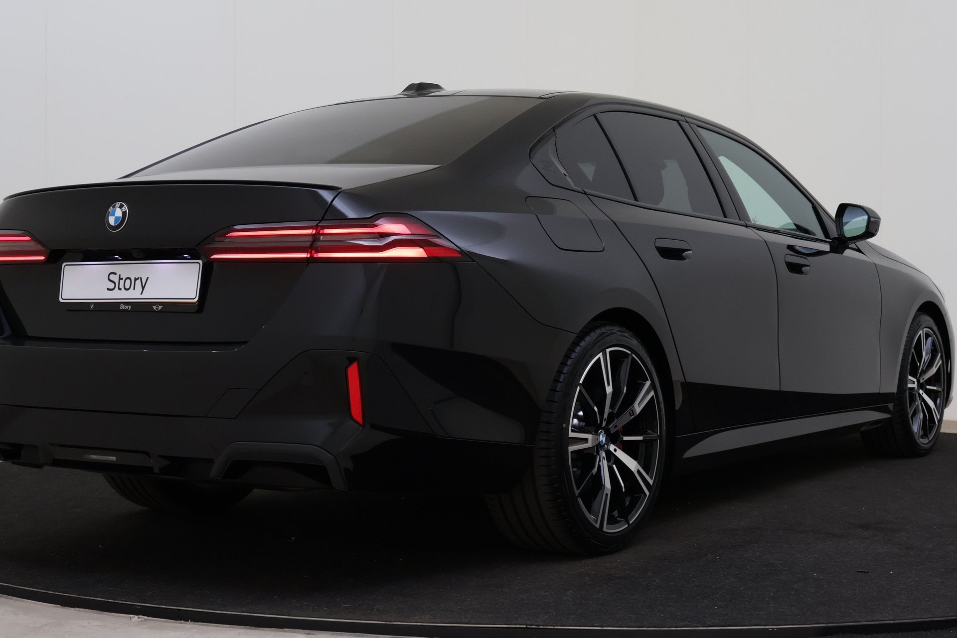 BMW 5 Serie 520i M Sport Automaat / Trekhaak / Panoramadak /, Achterwielaandrijving, Zwart, Bedrijf, Sedan