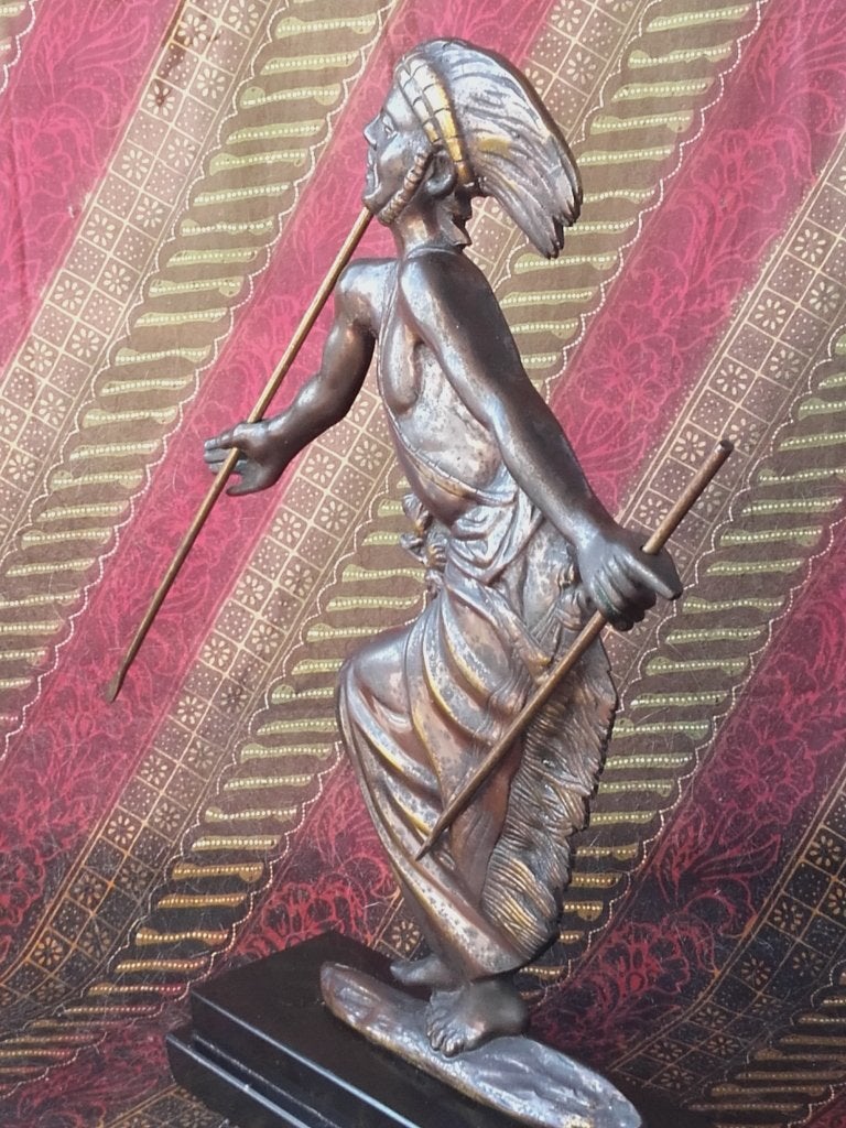 Mooi oud brons beeld van een danser met speren 36,2 cm., Antiek en Kunst, Kunst | Niet-Westerse kunst, Op standaard, Ophalen of Verzenden