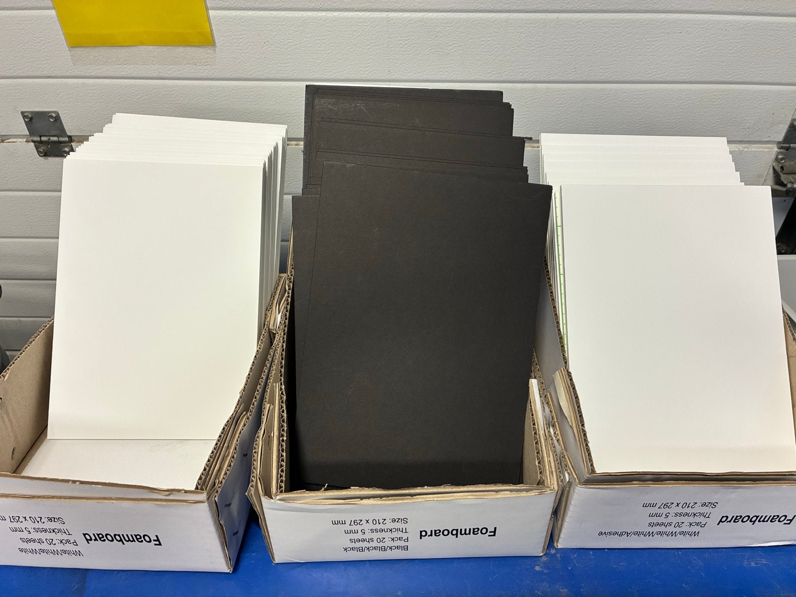 Foamboard A4 wit/zwart, zelfklevend & standaard + steuntjes, Zelfklevend, Nieuw, Meerkleurig, Ophalen of Verzenden
