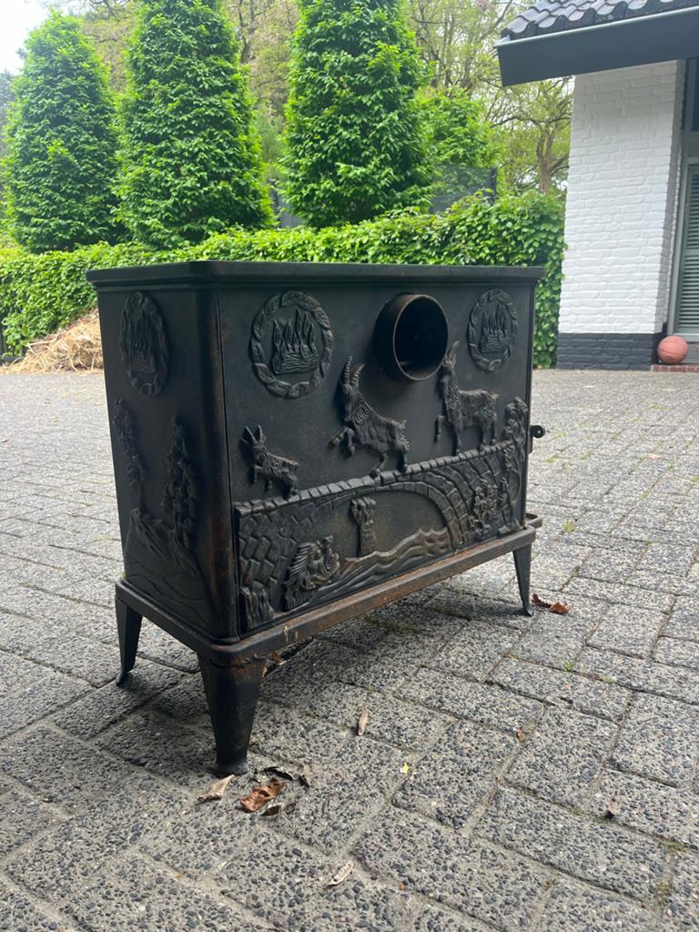 Antieke gietijzeren Dovre houtkachel met reliëf, Huis en Inrichting, Kachels, Ophalen, Gebruikt, Houtkachel, Vrijstaand