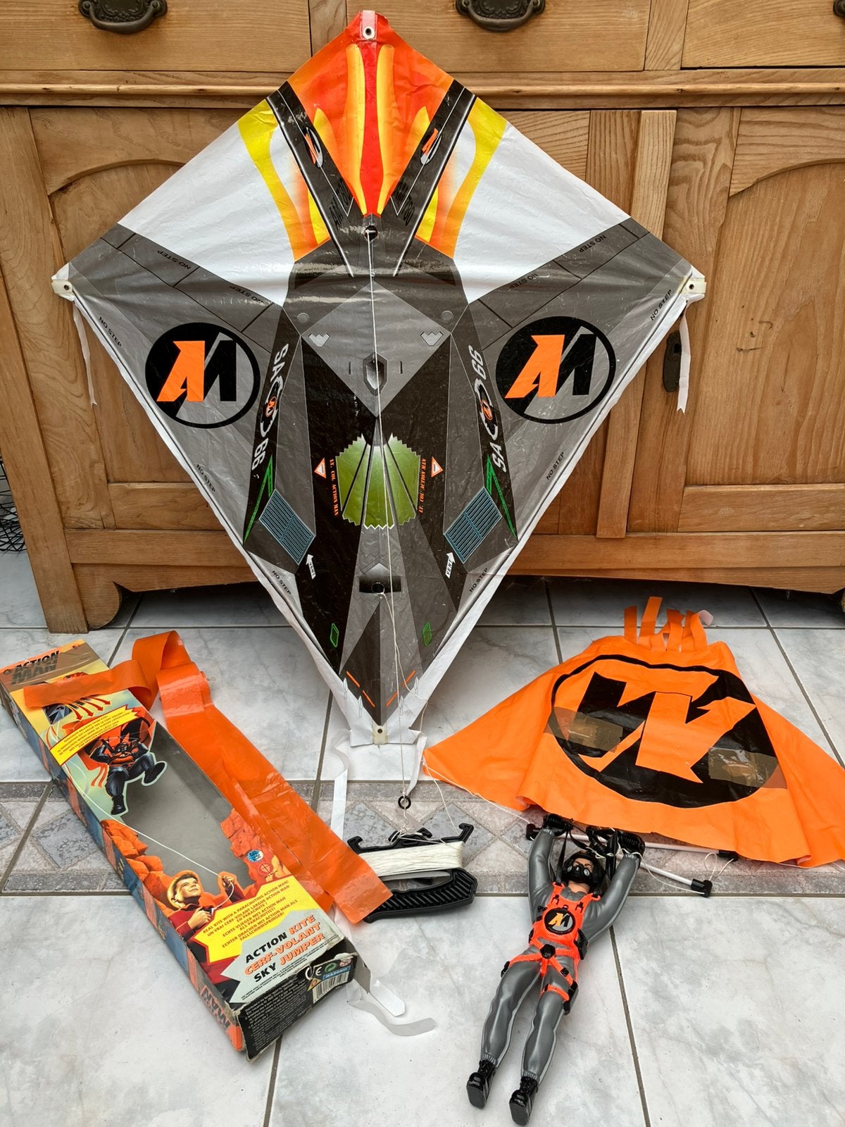 Actionman vlieger met parachutist, Ophalen, Zo goed als nieuw
