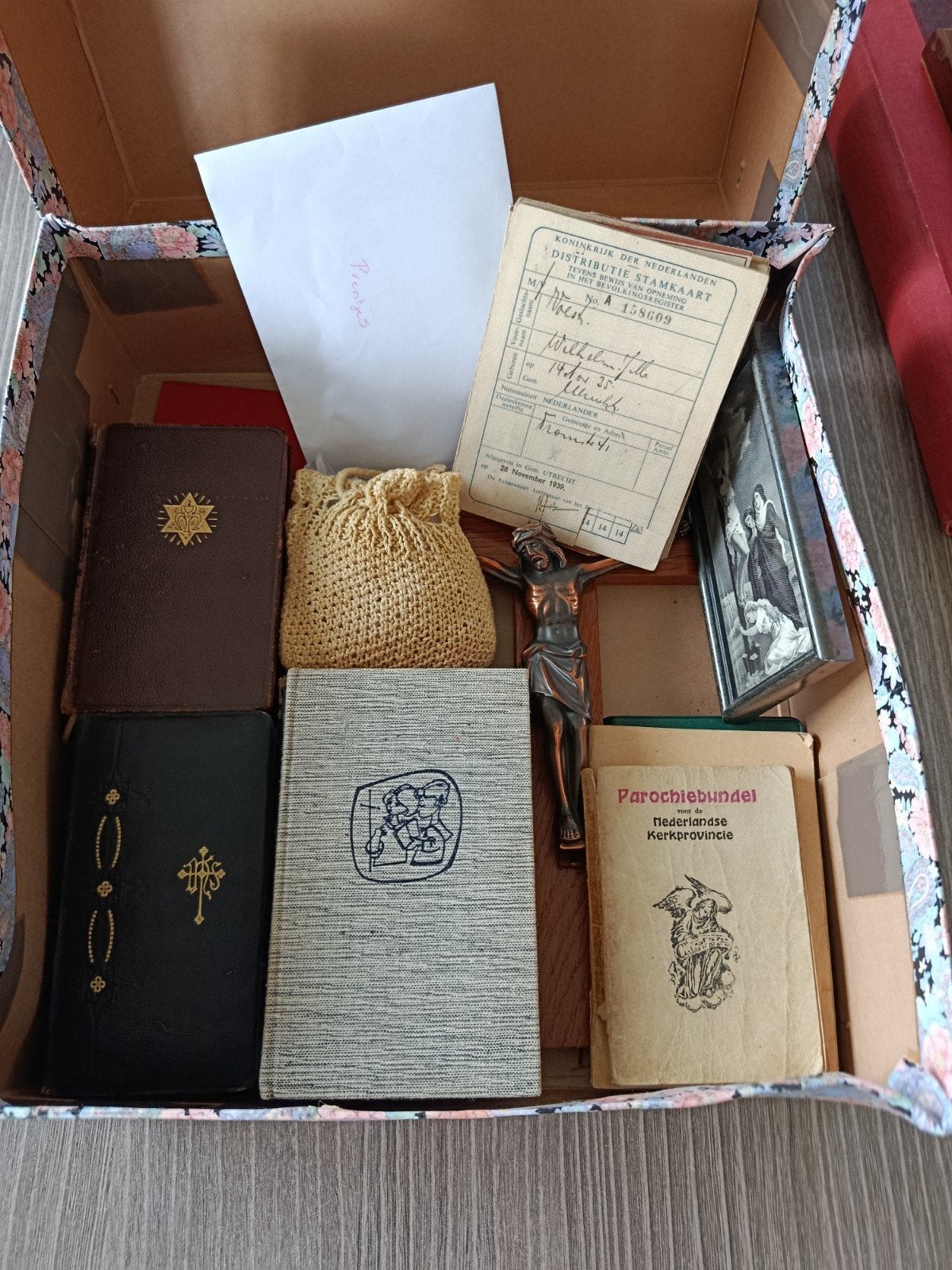 Doos vol diverse katholieke spullen, Ophalen of Verzenden