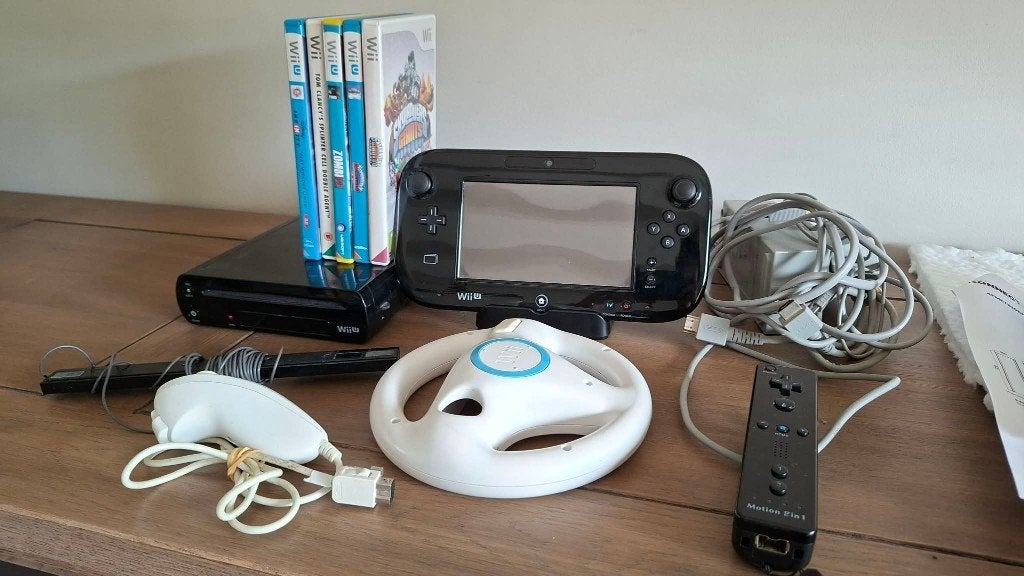 WII U premium console, gamepad en 5 games, Spelcomputers en Games, Spelcomputers | Nintendo Wii U, Zo goed als nieuw, Met 2 controllers