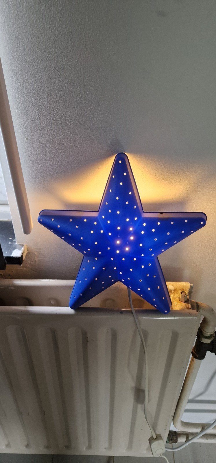 IKEA smila ster wandlampje - blauw met gaatjes, IKEA, Overige fittingen, Ophalen of Verzenden, Nachtlamp