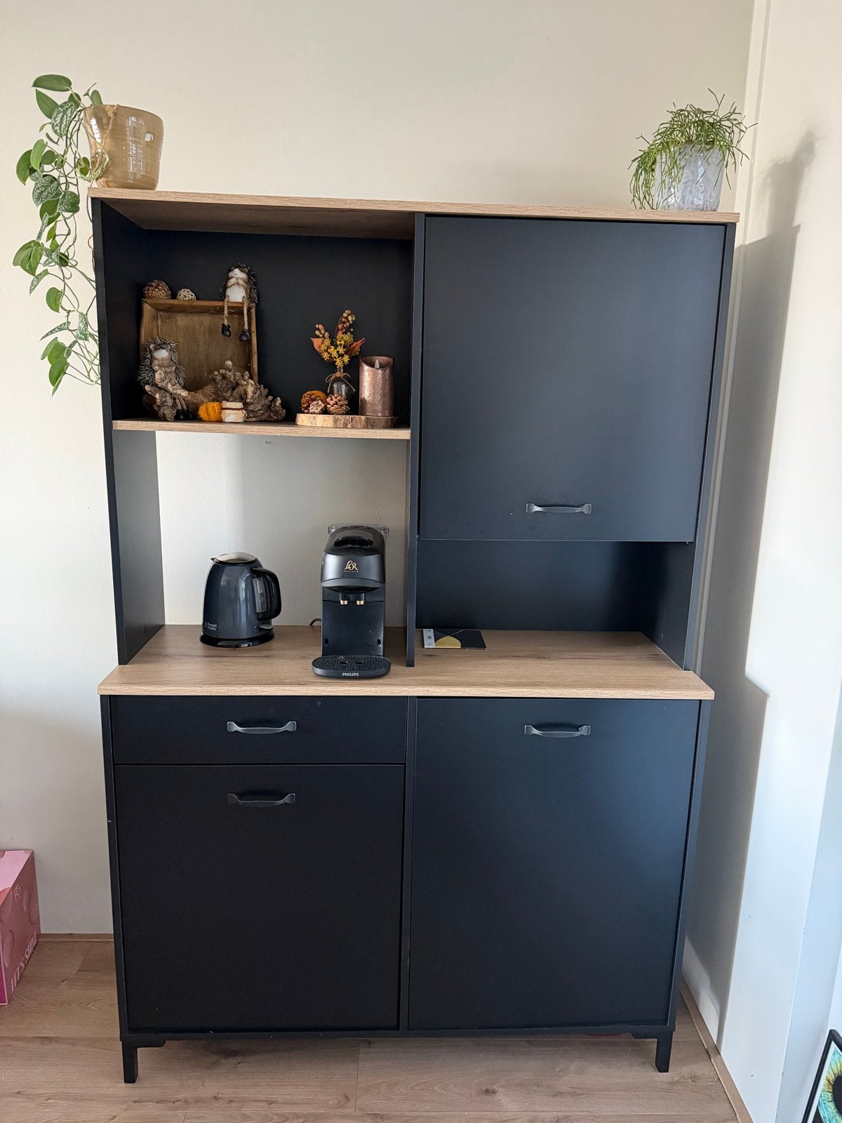 Moderne zwarte kast met houtlook accenten, Ophalen, Zo goed als nieuw