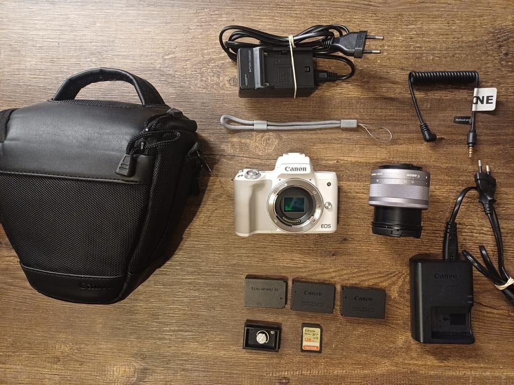 Canon EOS M50 White + 15-45mm Lens + 3 Batteries + 128GB SD, Audio, Tv en Foto, Fotocamera's Digitaal, Ophalen of Verzenden, Zo goed als nieuw