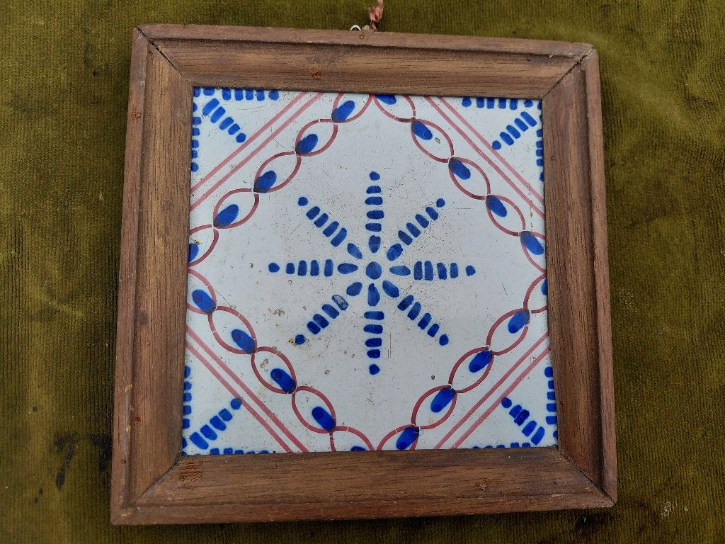 Antieke tegel met blauw/mangaan stermotief in eiken lijst., Verzenden