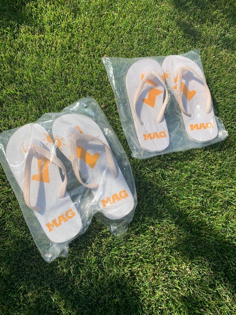 2 x teenslippers merk Mag maat 39/40 en maat 43/44 wit/geel, Ophalen of Verzenden, Nieuw, Wit, Slippers