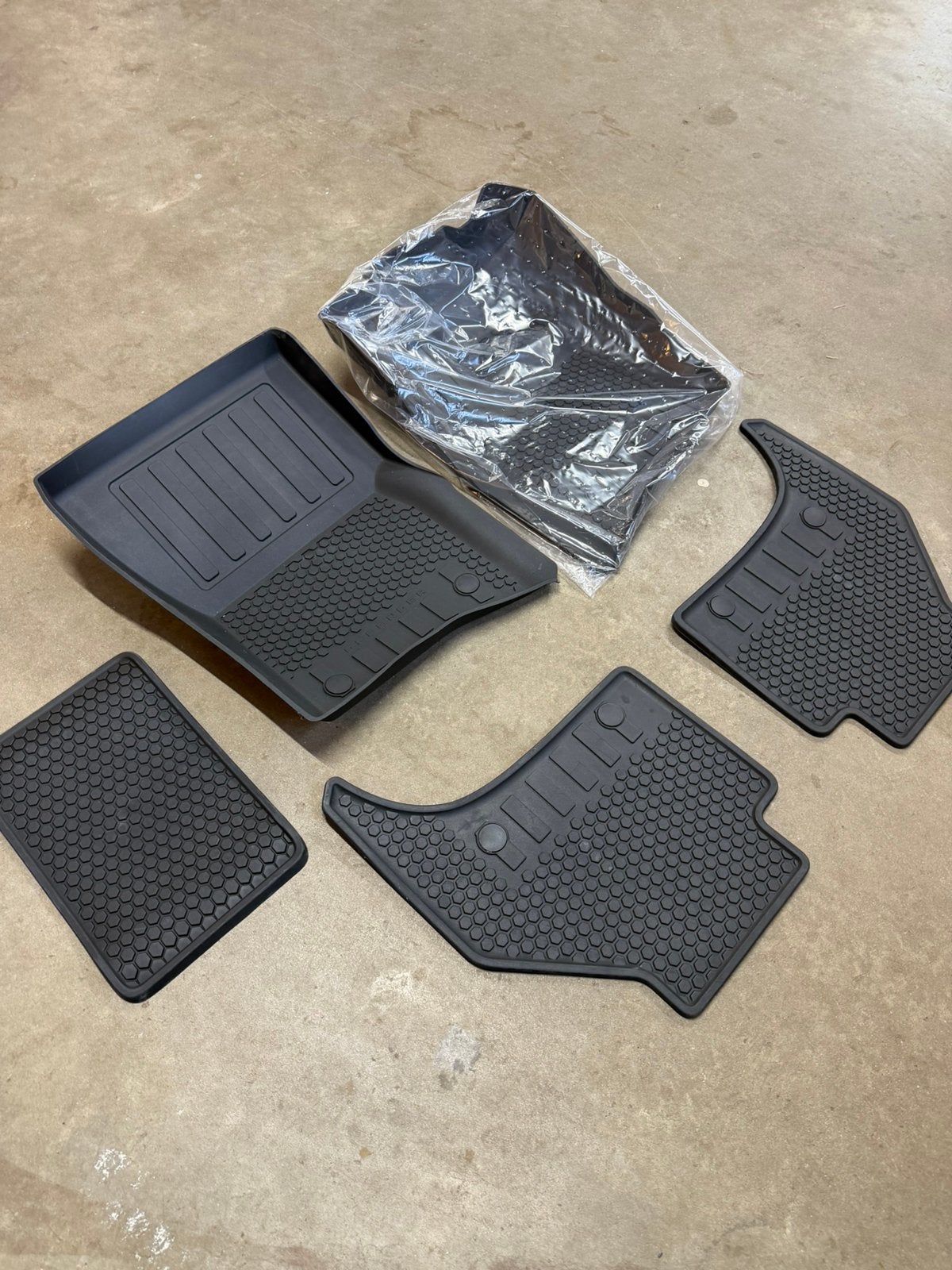 ORGINELE NIEUWE set rubberen vloermatten voor defender 110, Ophalen of Verzenden, Nieuw, Land Rover