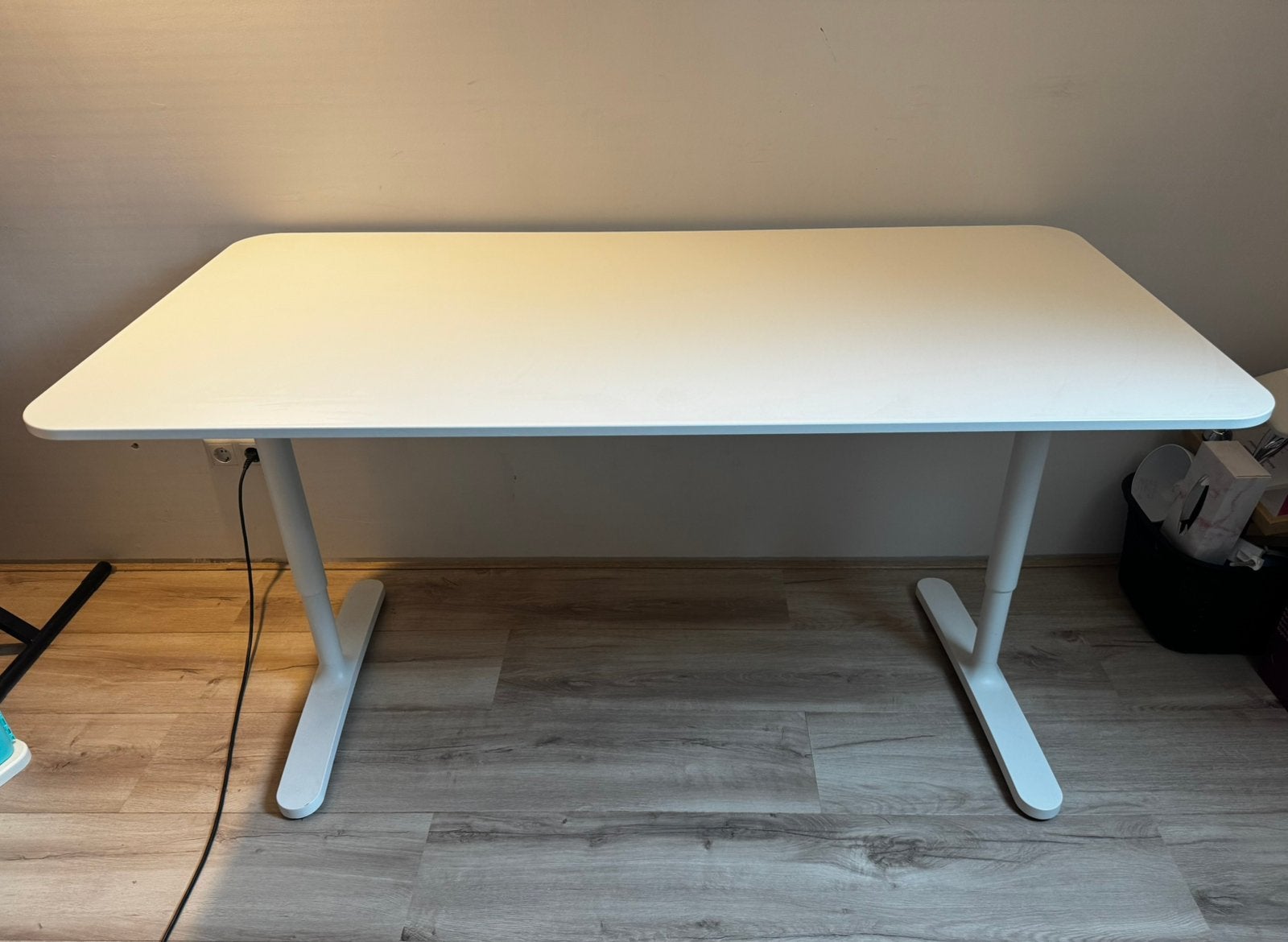 IKEA Bekant bureau 2 stuks ZGAN, Huis en Inrichting, Bureaus, Zo goed als nieuw, IKEA, Wit, In hoogte verstelbaar, Ophalen