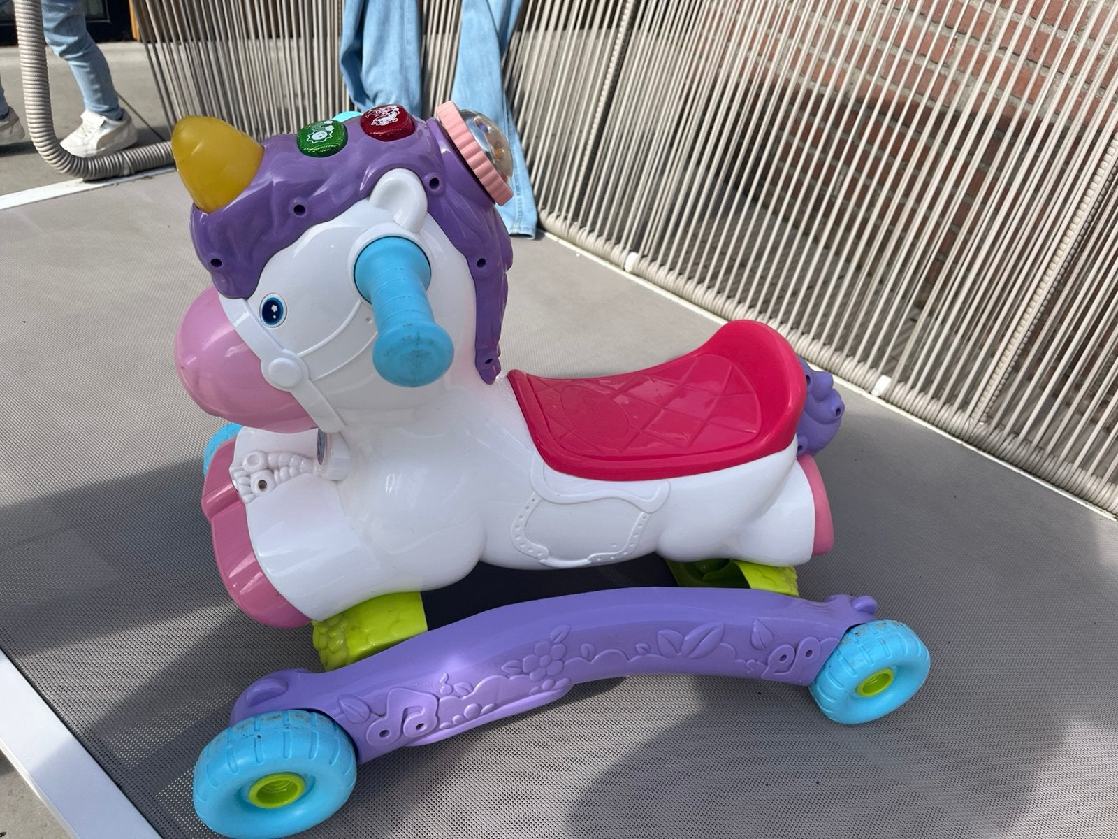 Vtech loop, hobbel en speel eenhoorn met licht en geluid, Ophalen of Verzenden, Zo goed als nieuw, Loopvoertuig