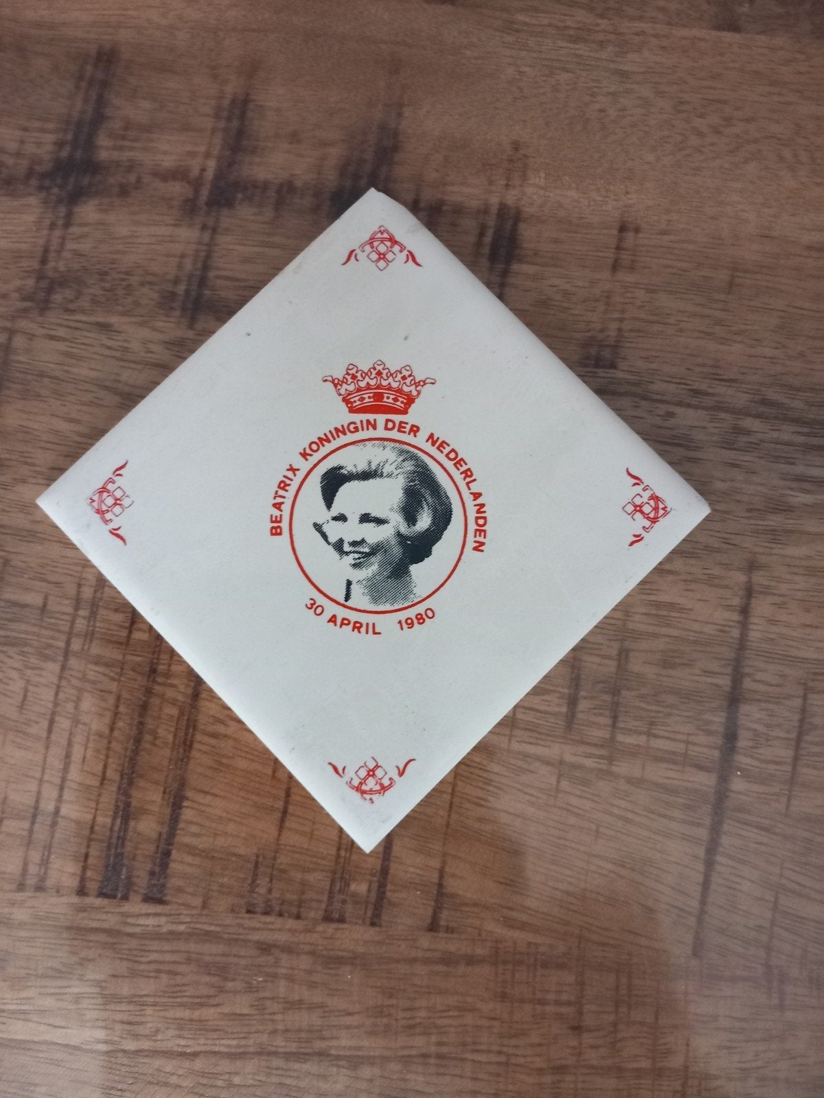 Tegeltje Beatrix Koningin der Nederlanden 30 april 1980, Ophalen of Verzenden, Zo goed als nieuw, Nederland, Overige typen