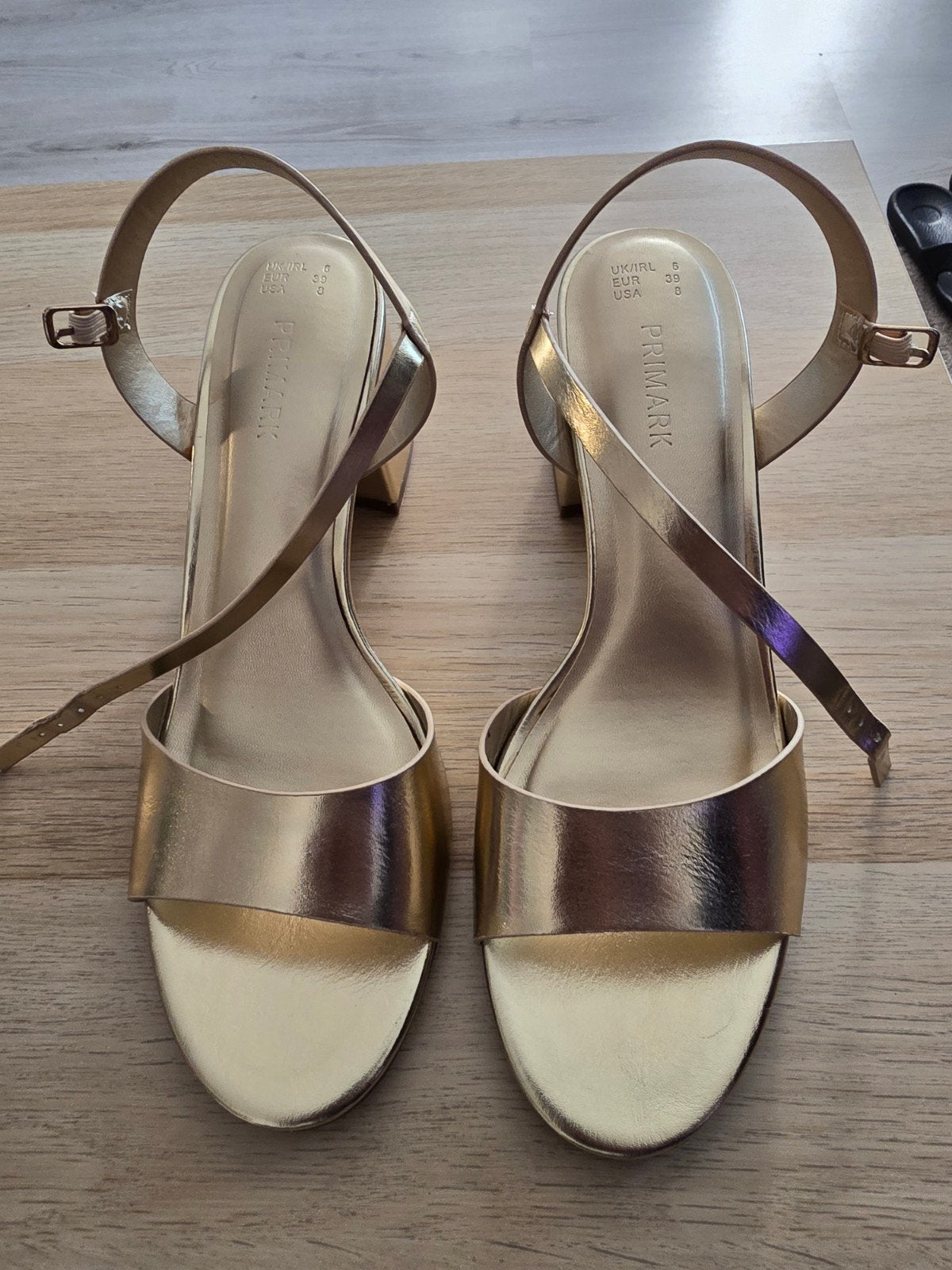 Gouden sandalen met blokhak - Primark, Overige kleuren, Primark, Zo goed als nieuw, Sandalen of Muiltjes