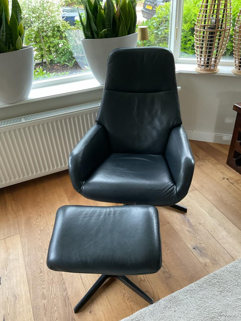 Zwart leren fauteuil met voetenbank van Montèl, Ophalen, Gebruikt, Leer, 75 tot 100 cm
