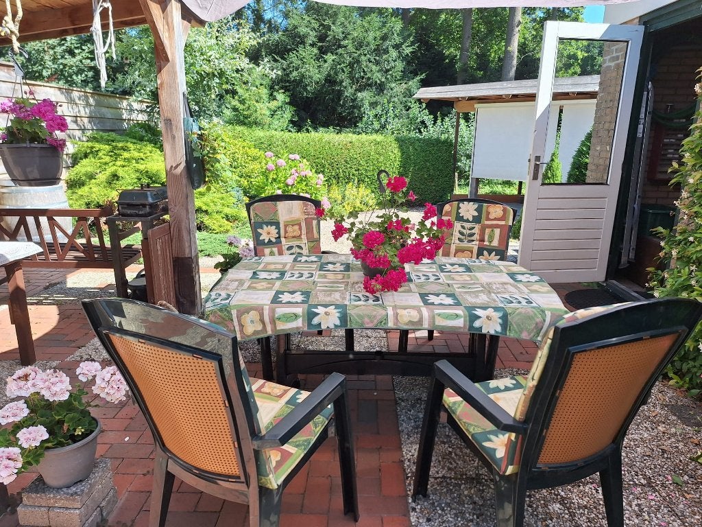 Vijfdelig Dining Tuinset met kussens, Ophalen, 4 zitplaatsen, Kunststof, Gebruikt