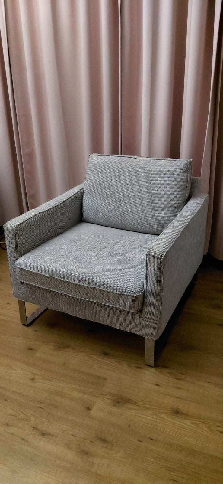 Comfortabele grijze fauteuil met metalen poten, Ophalen, 75 tot 100 cm, Zo goed als nieuw, Stof