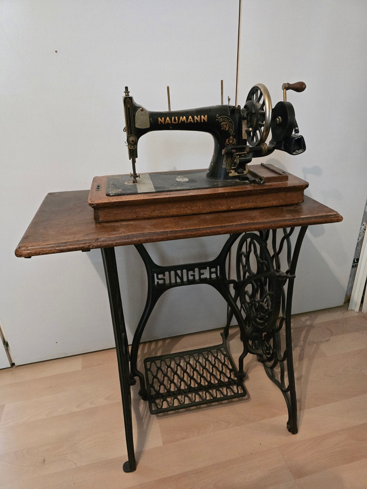 Oudewetse Naumann naaimachine op Singer onderstel, Ophalen