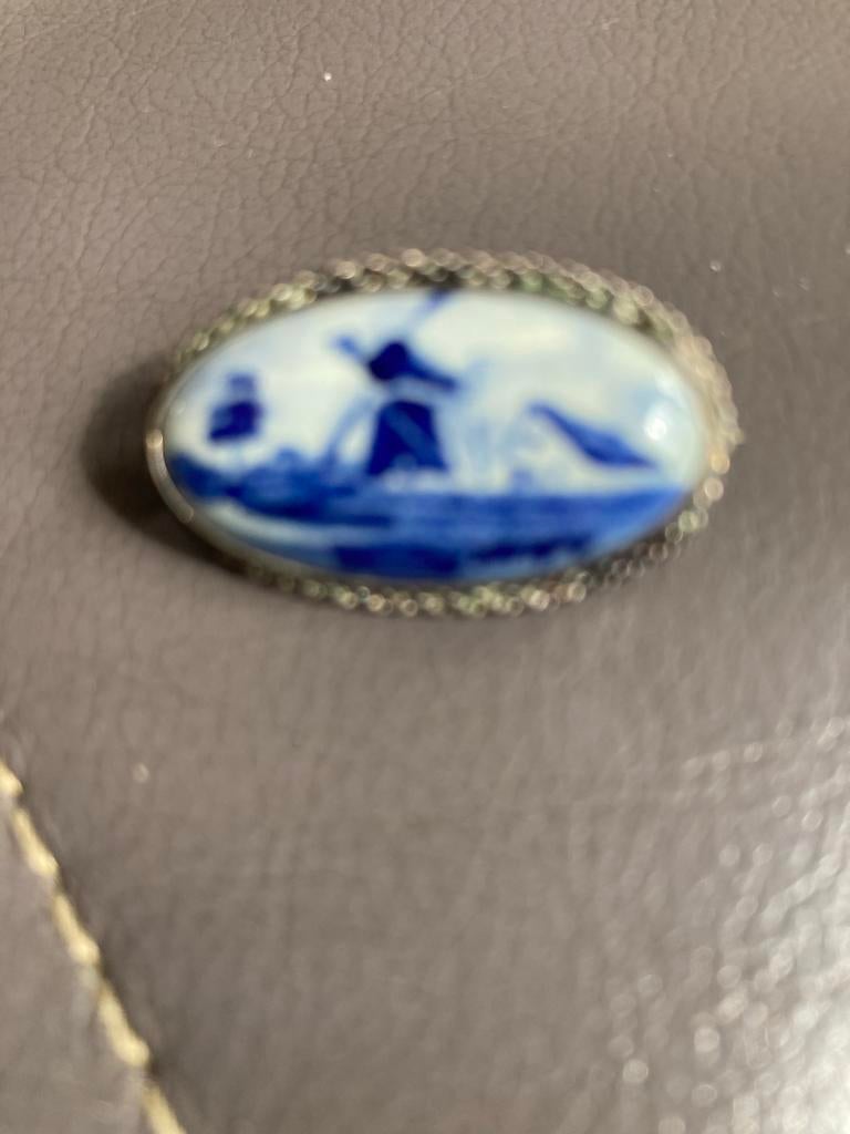 Delfts blauw broche met molen en Hollands landschap, Overige materialen, Gebruikt, Blauw, Minder dan 4 cm