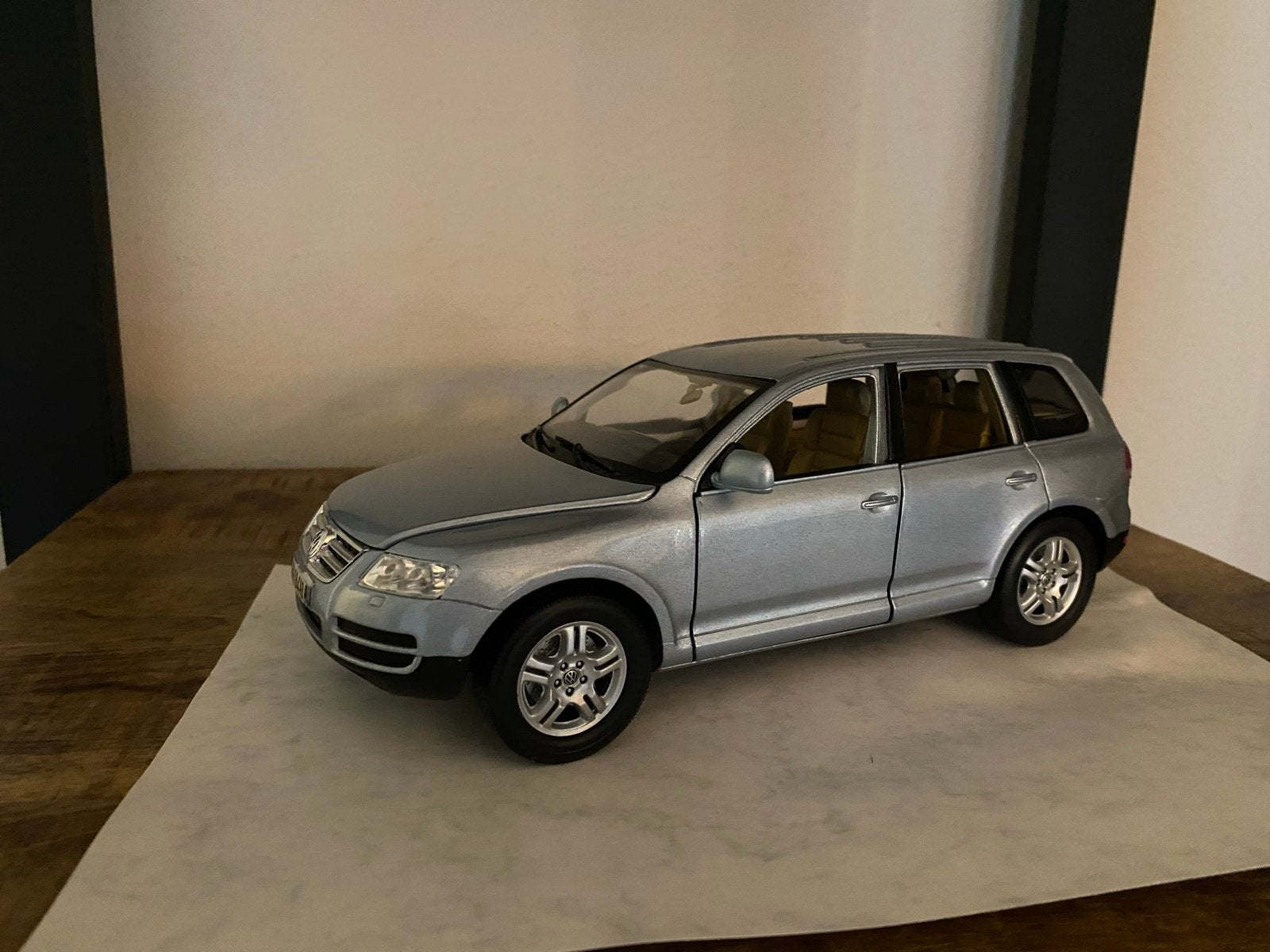 Bburago Volkswagen Touareg V10 TDI 1:18, Hobby en Vrije tijd, Ophalen of Verzenden, Zo goed als nieuw, Auto, Bburago
