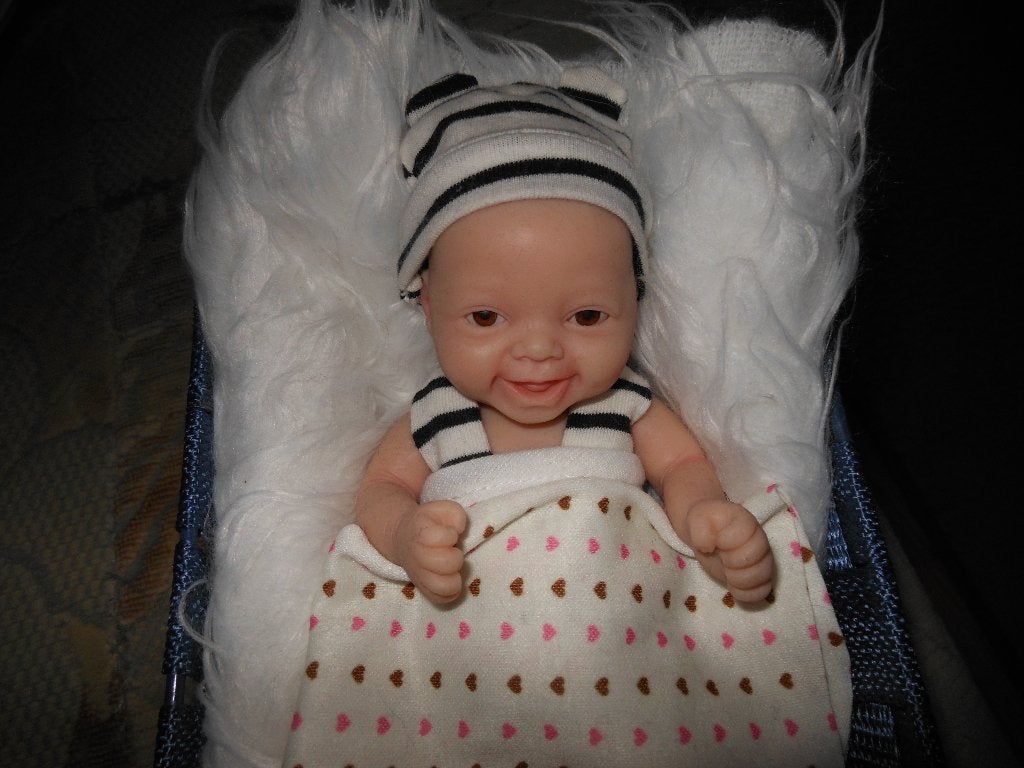 Klein Siliconen Babytje, Ophalen of Verzenden, Zo goed als nieuw, Babypop, Levensecht of Reborn